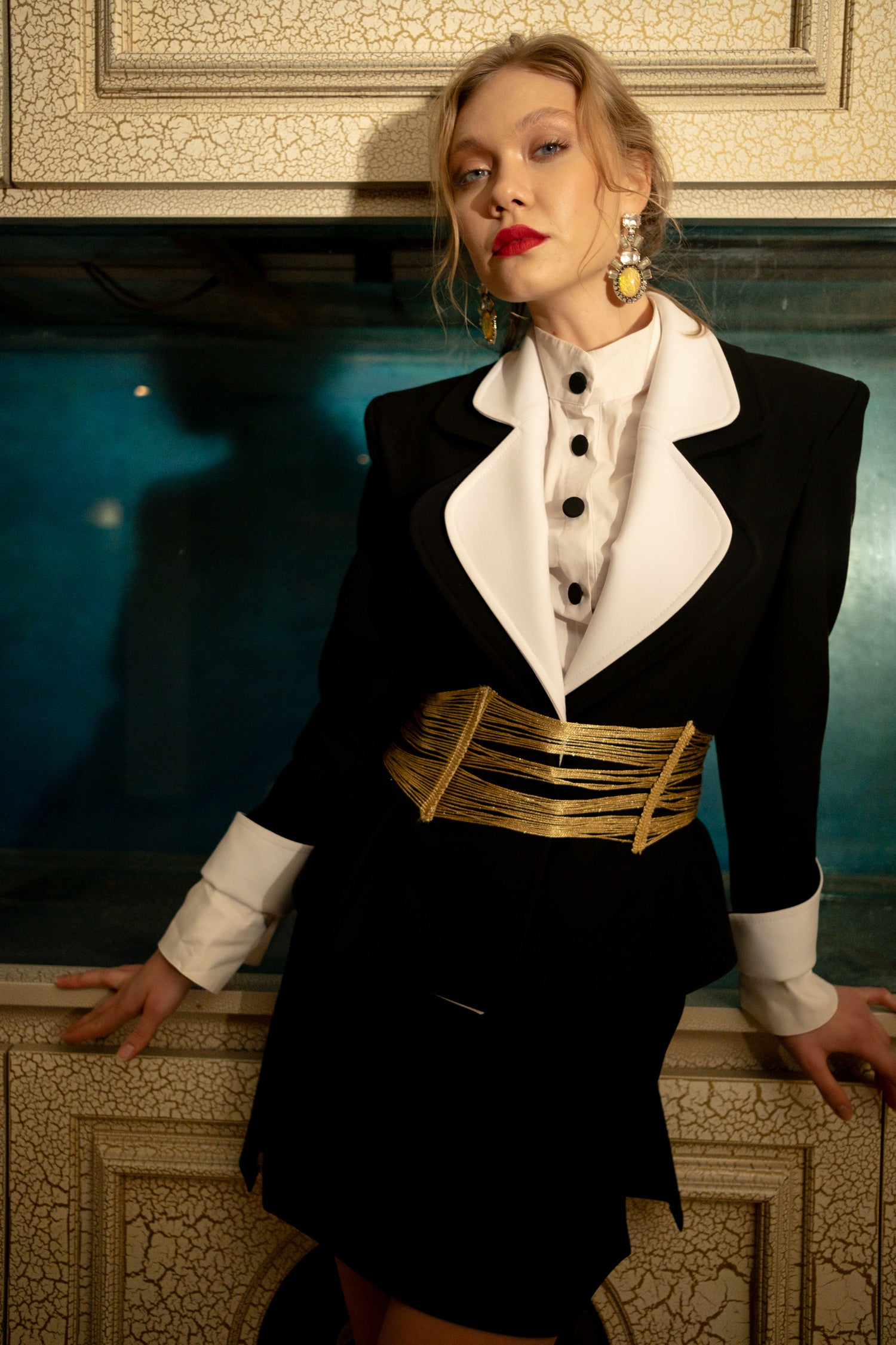 DOUBLE LAYER COLLAR BUSINESS JACKET WITH GOLD BELT AND SKIRT