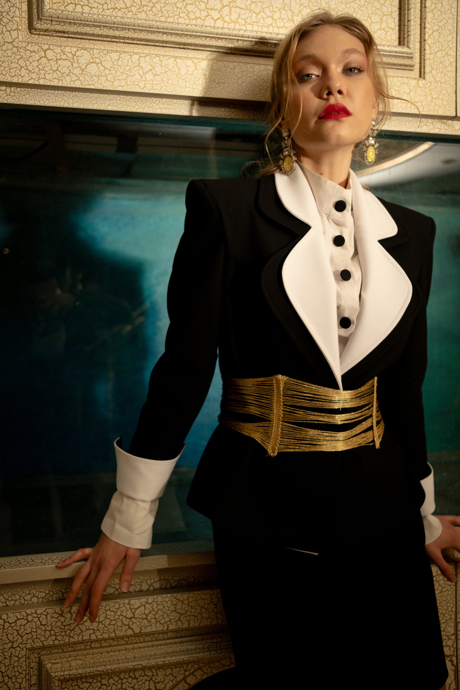 DOUBLE LAYER COLLAR BUSINESS JACKET WITH GOLD BELT AND SKIRT