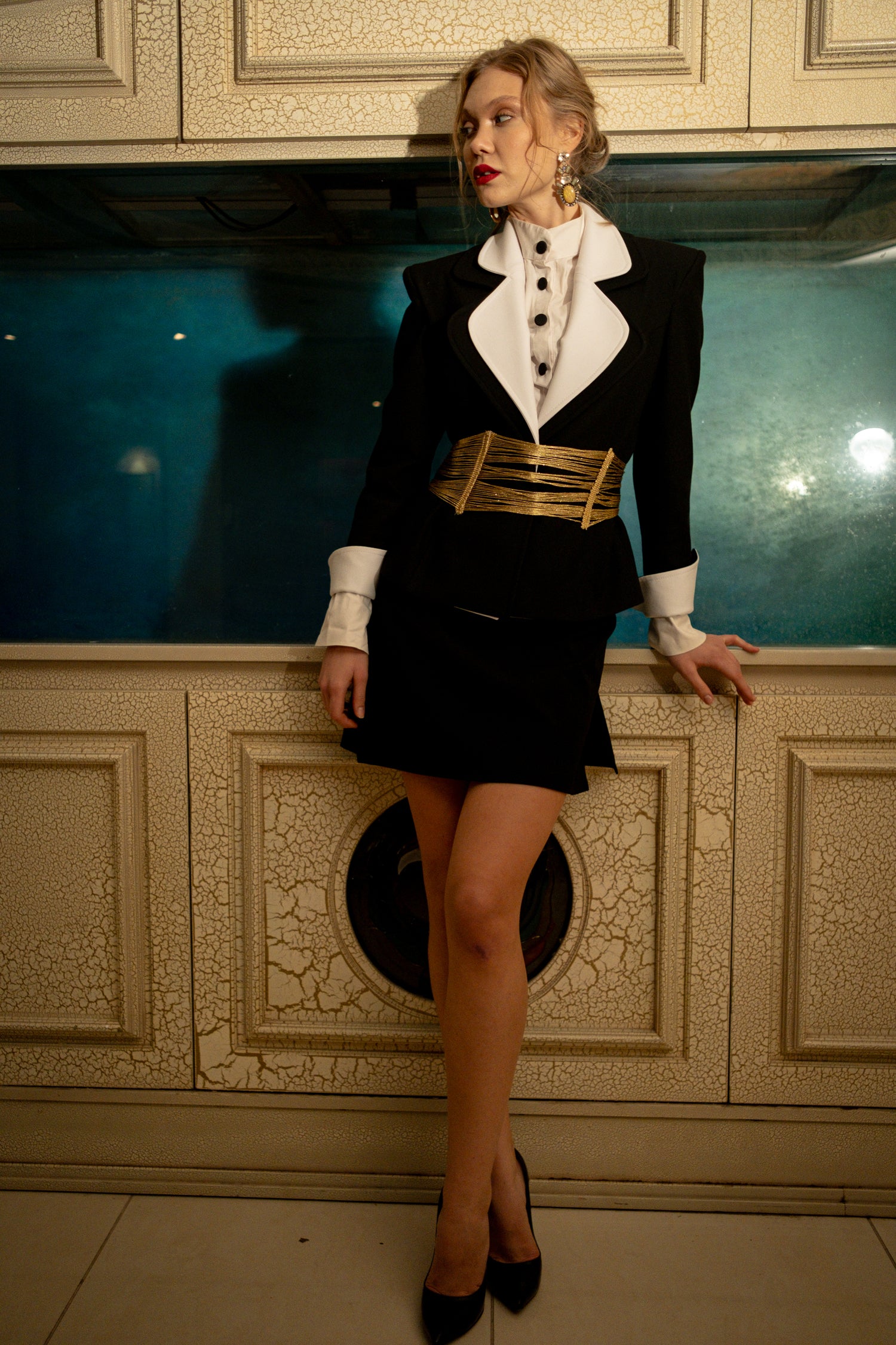 DOUBLE LAYER COLLAR BUSINESS JACKET WITH GOLD BELT